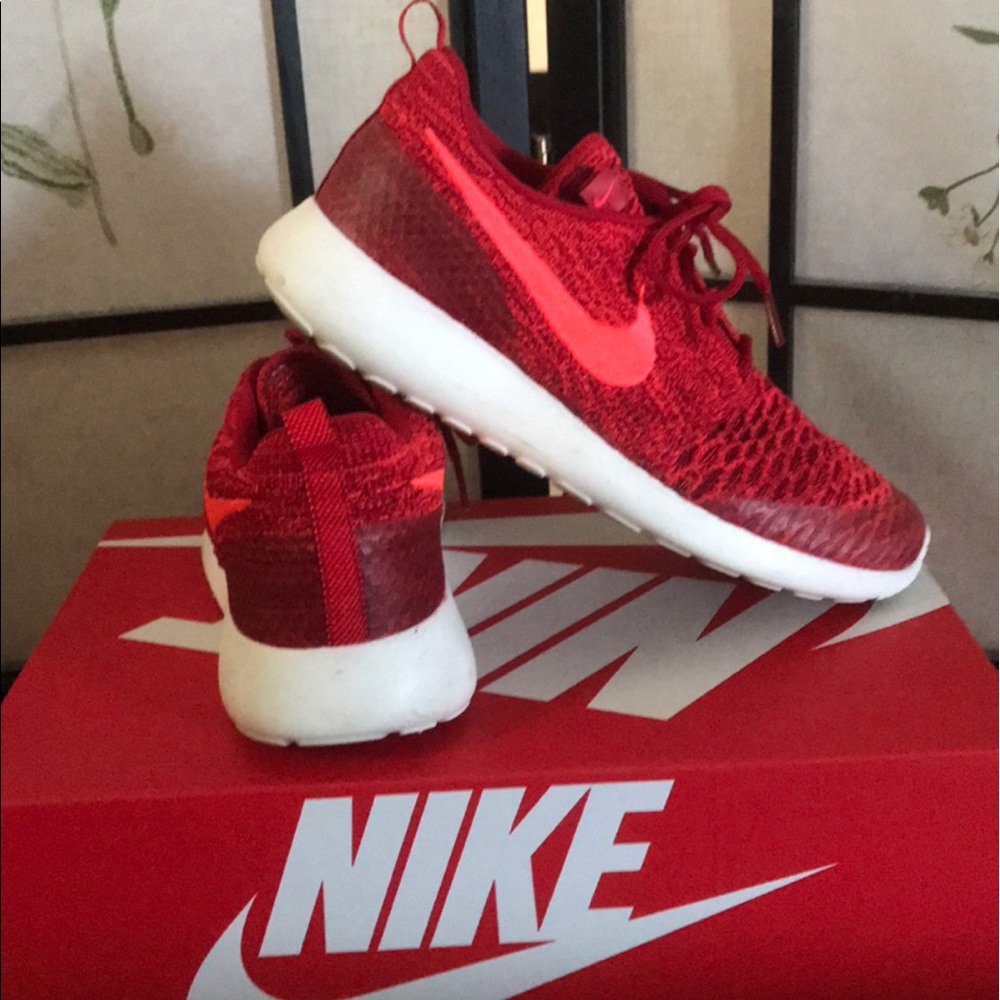 NIKE Lava red roshe one flyknit